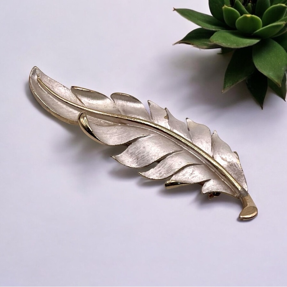 Fashionable Vintage Silver Tone Feather Leaf Statement Brooch Substantial Pc